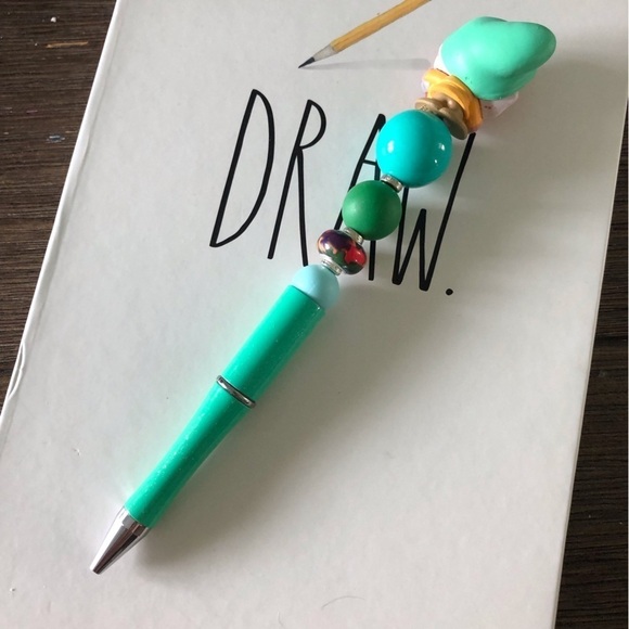 Disney Doorables: Snow White & The Seven Dwarfs: Bashful handmade beaded pen - Picture 3 of 3